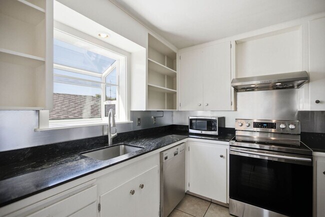 Building Photo - Spacious 4 Bed 2.5 Bath Home with Panoramic Views in Magnolia
