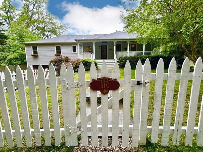 Building Photo - Beautifully renovated 4BR/3BA rambler with wraparound porch and garage