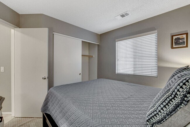Building Photo - Fully Furnished 1-Story Home for Rent in t...