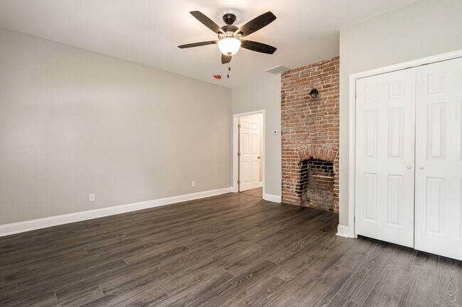 Building Photo - 806 Longfield Ave