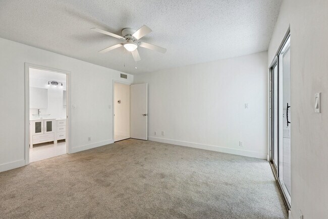 Building Photo - 2202 Lucaya Bend