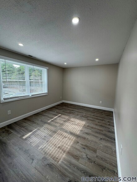 Building Photo - 25 Kenmar Dr