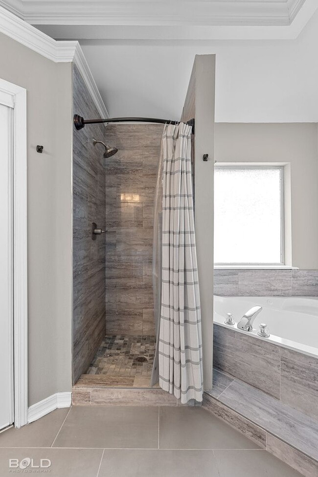 Building Photo - Check Out this 4 bed 2 bath