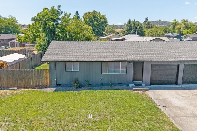 Building Photo - Modern 2-Bedroom Duplex with New Kitchen &...