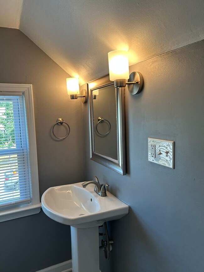 Building Photo - Spacious 3-Bedroom, 2-Bath House in South Euclid