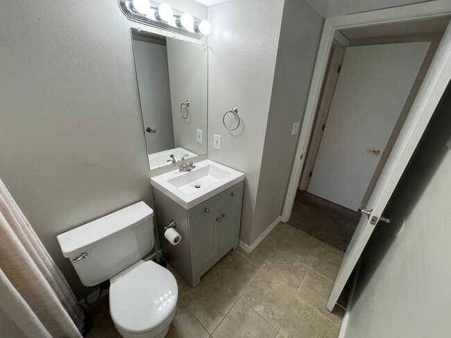 Building Photo - Updated 2 Bedroom, 2 Bath Condo (Available...