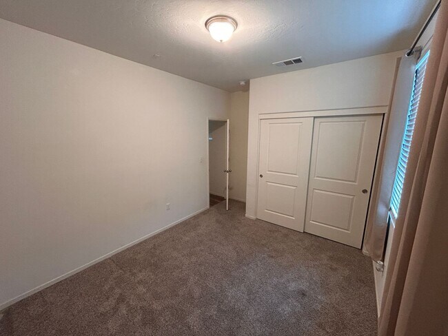 Building Photo - Don't miss this out 3 bedroom 2 bath with solar in Hanford!