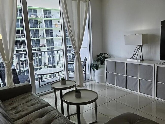 Building Photo - 1750 N Bayshore Dr