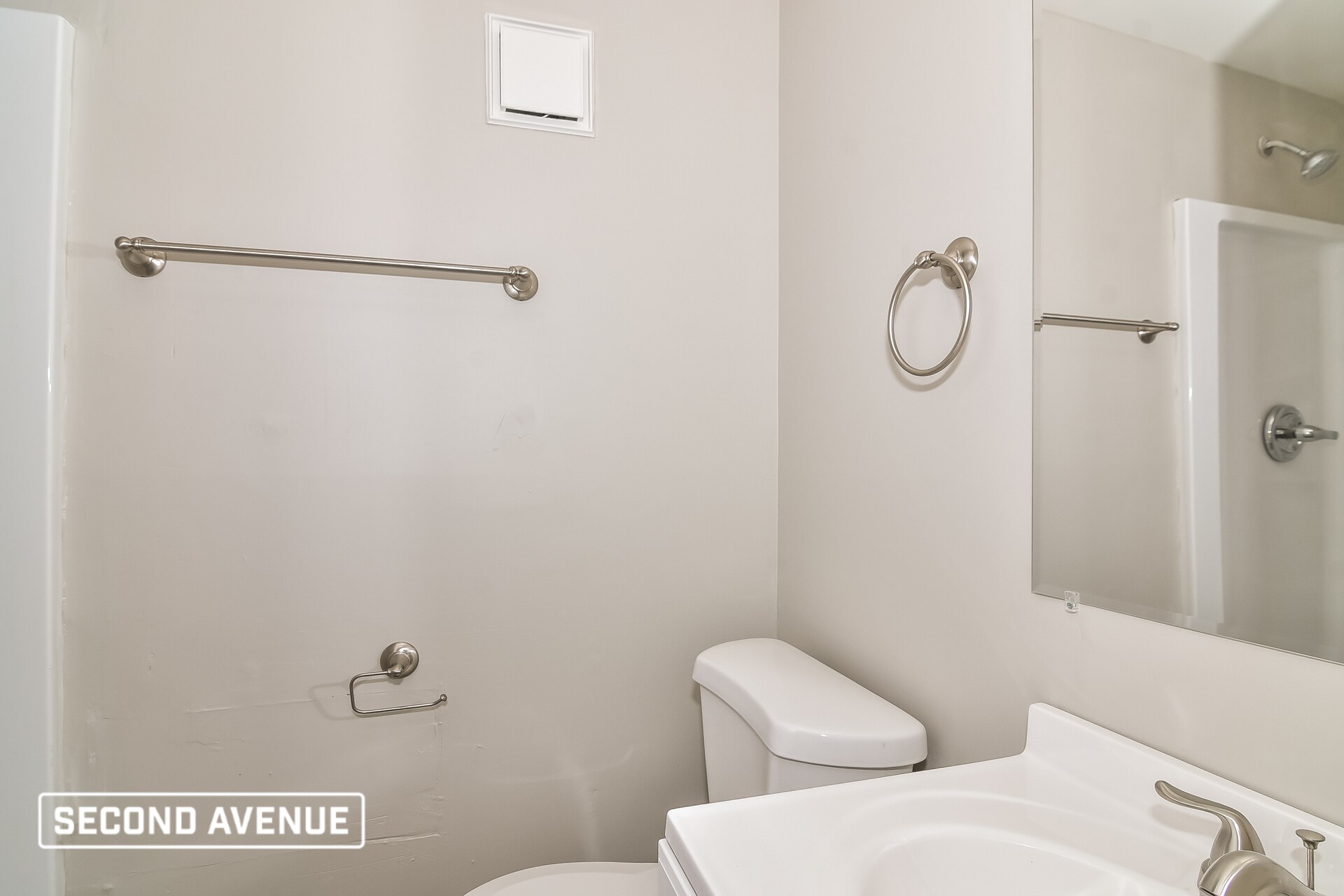 Building Photo - 716 SE Shamrock Ln