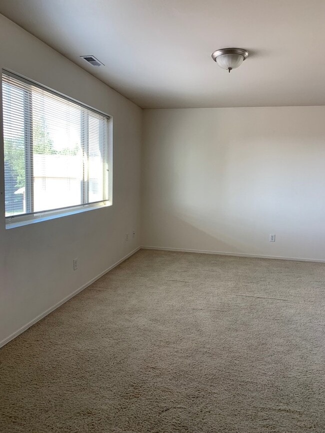 Building Photo - 2 Bedroom 1 Bathroom Unit in 8 Plex