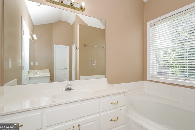 Building Photo - 1352 Vine Cir