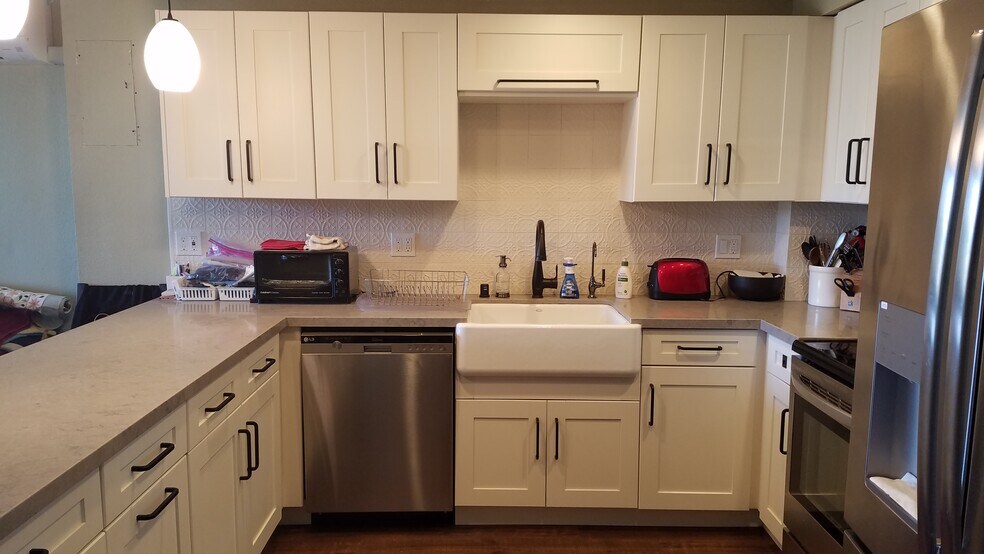Quartz counters, stainless steel fridge/freezer, electric stove, dishwasher, plus microwave - 4944 Cass St
