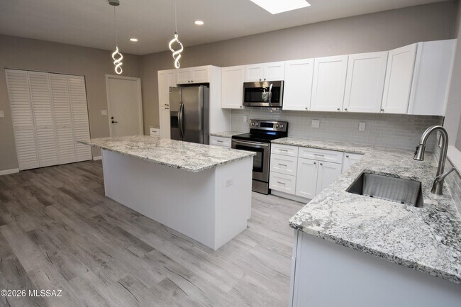 Building Photo - 4581 Cam Campero