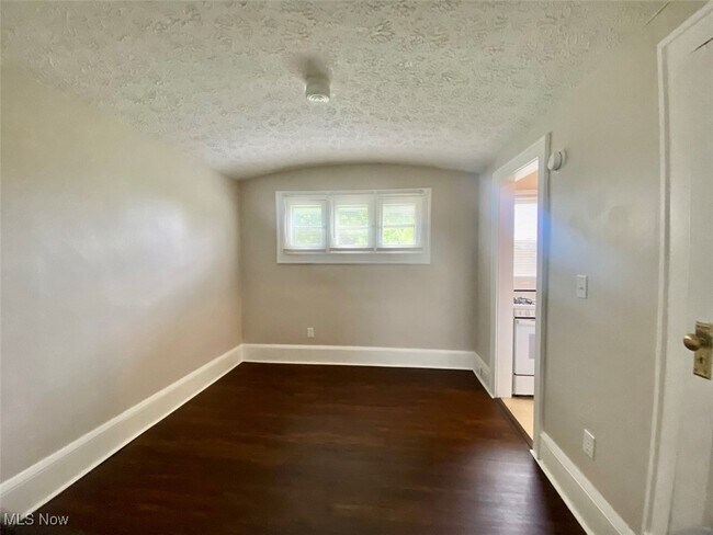 Building Photo - 161 Walnut Terrace