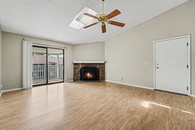 Building Photo - 2 bedroom 2 bathroom Top-Floor Condo with Balcony, Storage & Parking
