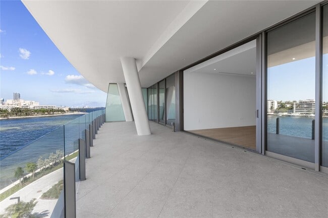 Building Photo - 5 Grove Isle Dr