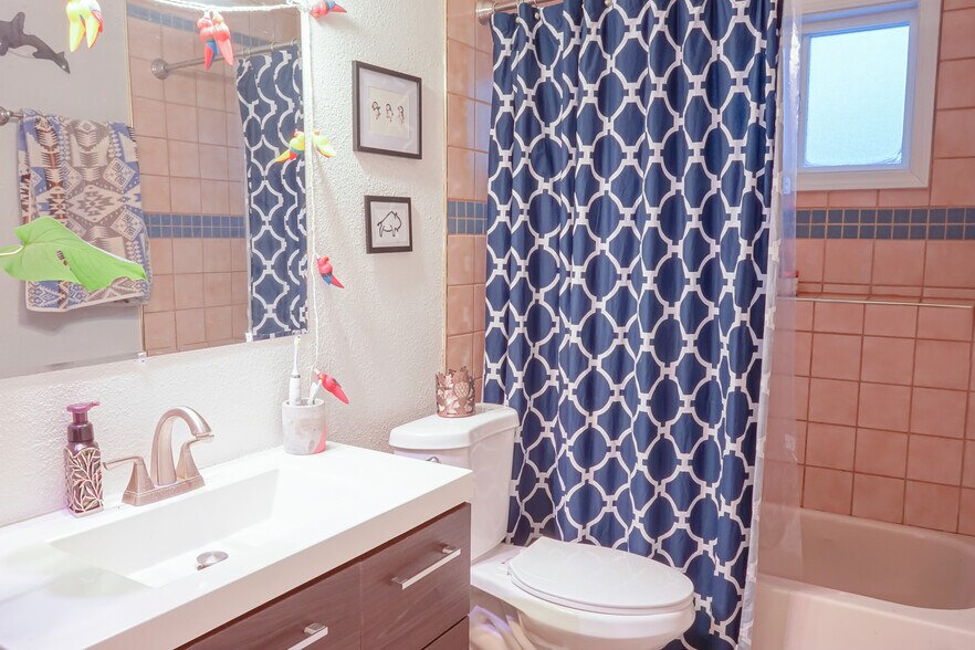 Bathroom with full tiled bath/shower. - 1508 Kinnikinnick St