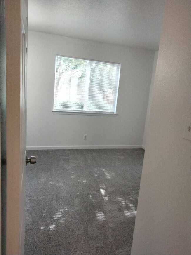 Building Photo - 12100 Candelaria Rd NE
