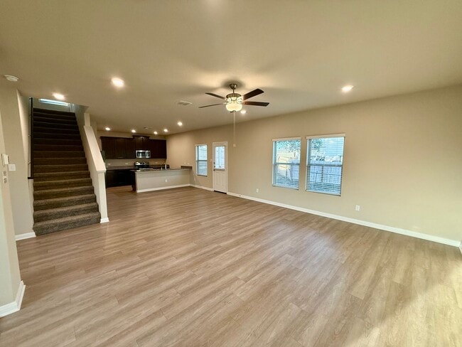 Building Photo - Modern Comfort and Stylish Living