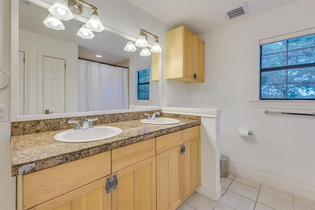 Building Photo - 1105 Constant Springs Dr
