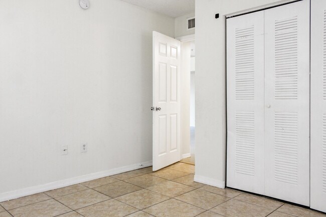 Building Photo - 5065 Wiles Rd