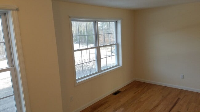 Building Photo - 2 Bedroom 1 1/2 Bath Condo