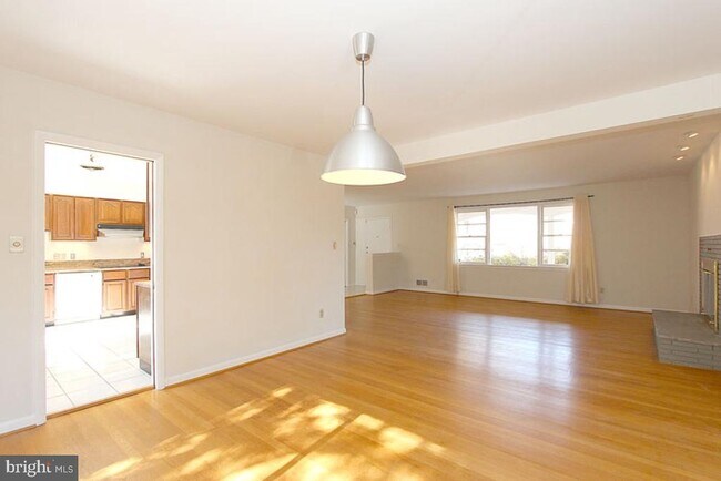 Building Photo - 6220 Robinwood Rd