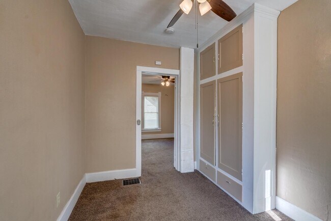 Building Photo - 427 Vernal Ave