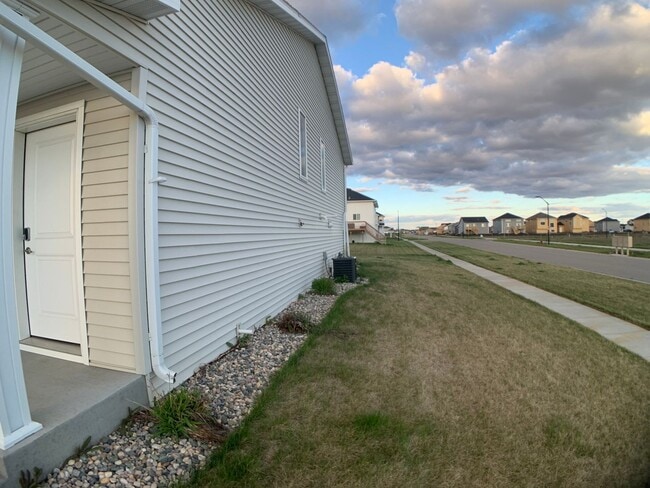 Building Photo - 4 Bed 3 Bath Single Family Home