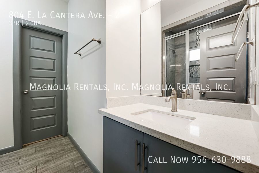 Building Photo - 804 E la Cantera Ave