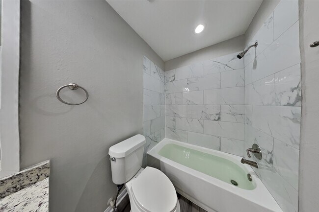 Building Photo - 1015 S Wellsford Dr