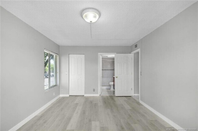 Building Photo - 1008 Green Pine Blvd