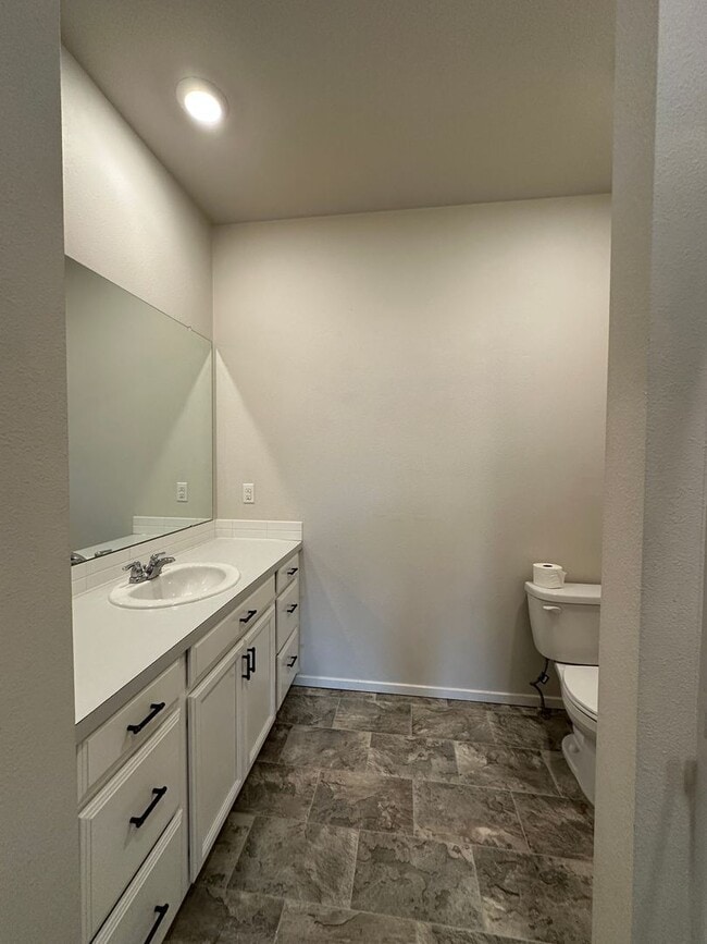 Building Photo - Single Level 2 Bedroom / 2 Bathroom House ...