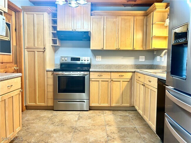 Building Photo - 652 NE 15th Ct