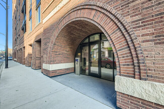 Building Photo - 313 S Racine Ave