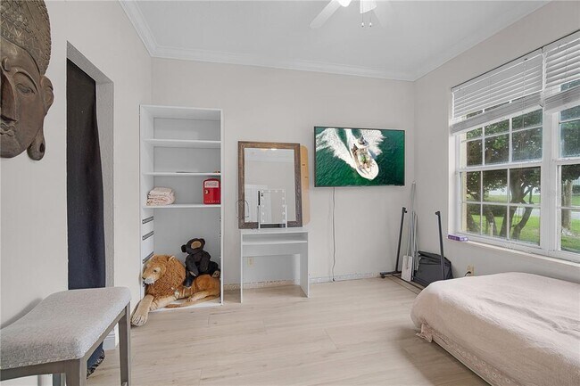 Building Photo - 1057 Island Pointe Dr