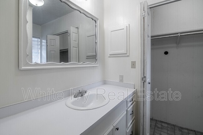 Building Photo - 137 Lee Ln