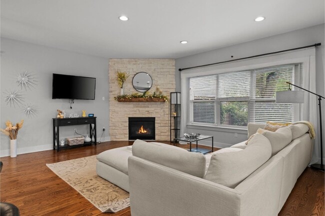 Building Photo - 718 N Alexander Ave