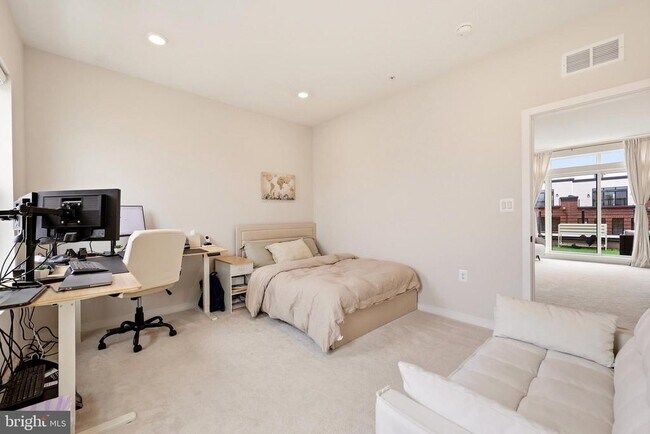 Building Photo - 22810 Tawny Pne Sq