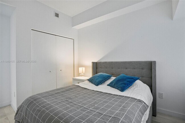 Building Photo - 480 NE 31st St