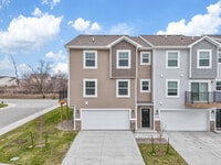 Building Photo - 2601 NW Lois Ln