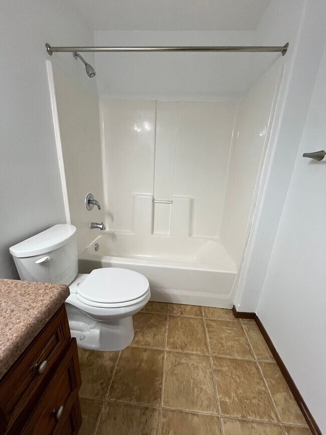 Building Photo - 3 Bed/2 Bath Home w/ Fenced in Yard!