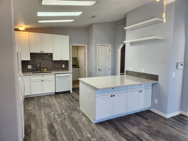 Building Photo - Stunning 3 bed / 2 bath Solar Home in Desi...