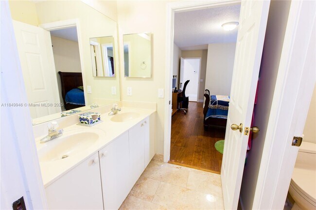 Building Photo - 2983 Oakbrook Dr
