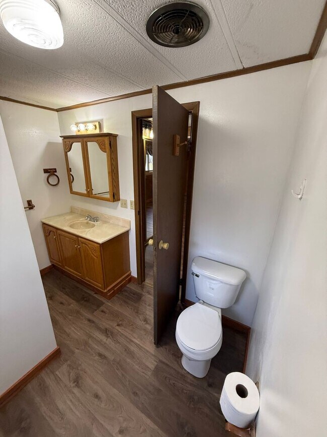 Building Photo - 4 Bed 2 Bath Home with 2 Car Garage, Large Private Fenced Yard. Lander, WY