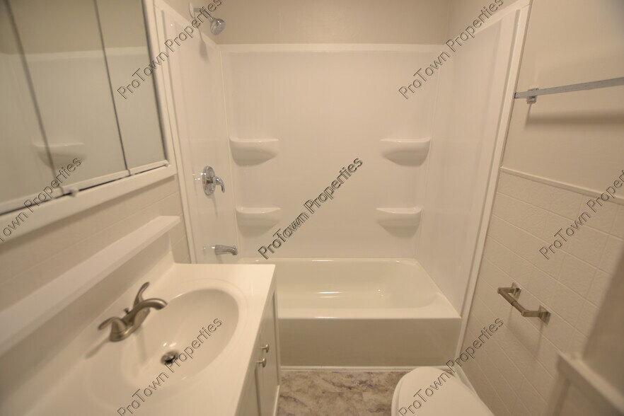 Building Photo - 131 Robinson Dr