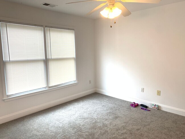 Building Photo - "Pre-Leasing August 2026" Large House Near...