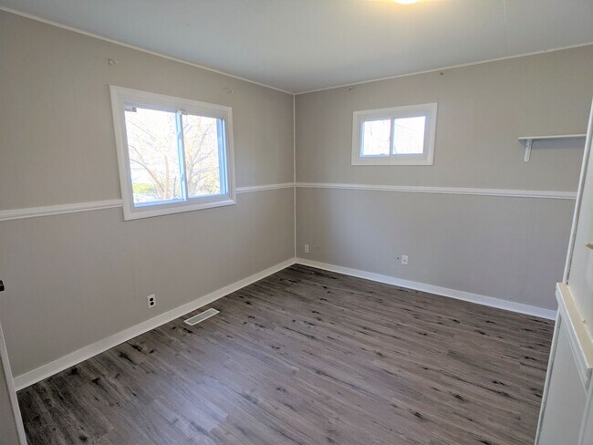 Building Photo - Spacious 3 bed 2 bath in Greenwood!