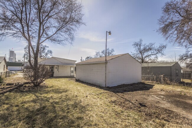 Building Photo - Adorable 2 Bedroom 1 Bath - 2 Stall Detach...