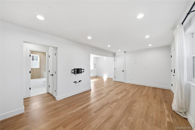 Building Photo - 68-21 Cloverdale Ln